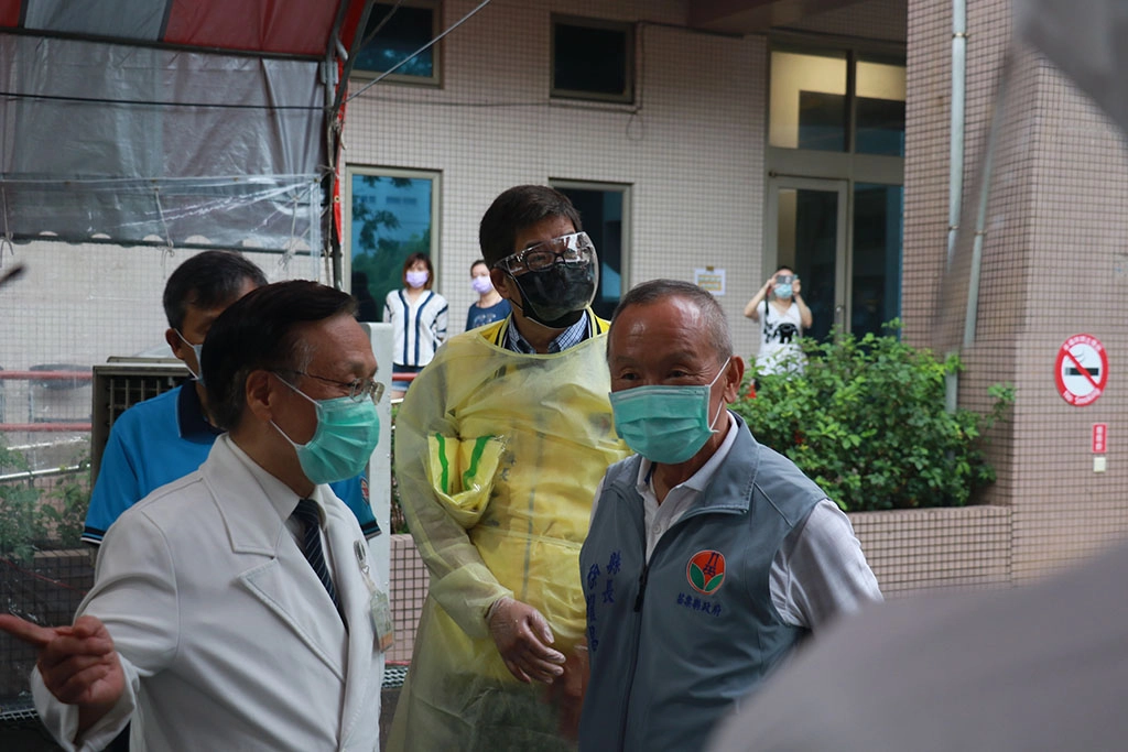 苗栗縣長徐耀昌趕到現場致意，感謝臺中慈濟醫院簡院長率領醫護同仁來協助快篩。