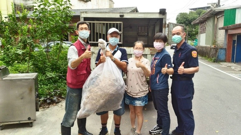 左起駐區獸醫王嚴緖、屋主李姓夫婦、簡惠麗里長、宋志偉副所長與摘除的碩大蜂窩一同合影。