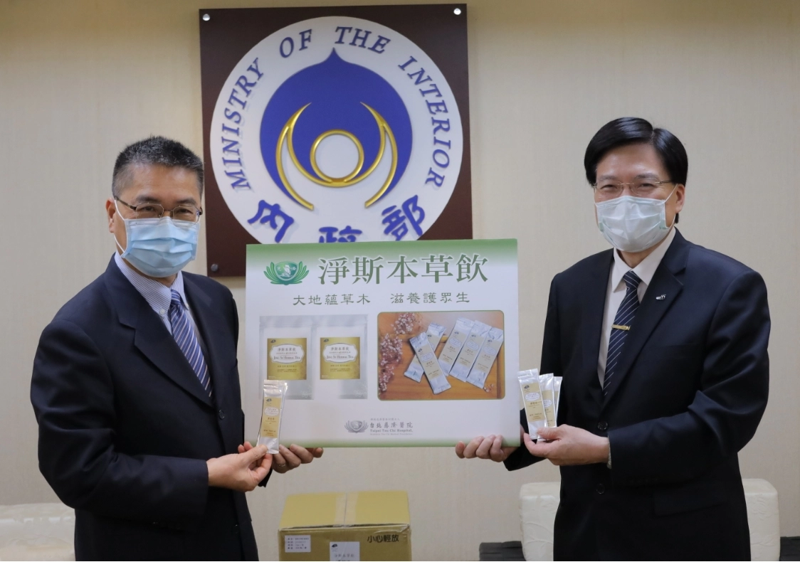行政院6月7日宣布延長全國三級警戒管制至6月28，慈濟關懷第一線執勤的警消人員也持續進行。