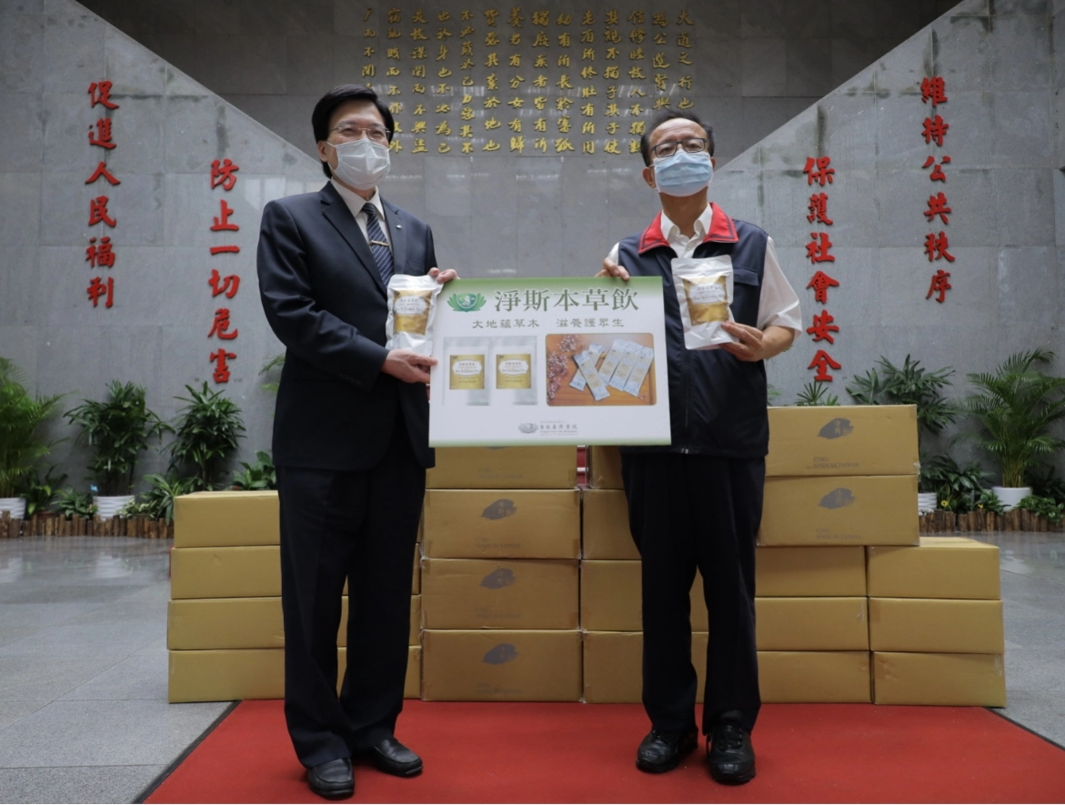 慈濟的「淨斯本草飲」主要由花蓮慈濟醫學中心研發，捐贈就近由慈濟臺北慈院趙有誠院長(左)代表，臺北市警察局陳嘉昌局長(右)代表受贈。