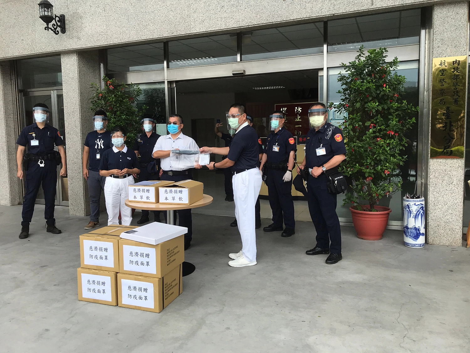 北區慈濟志工7日也分批前往各警政機關單位代表慈濟基金會捐贈淨斯本草飲及防護面罩。