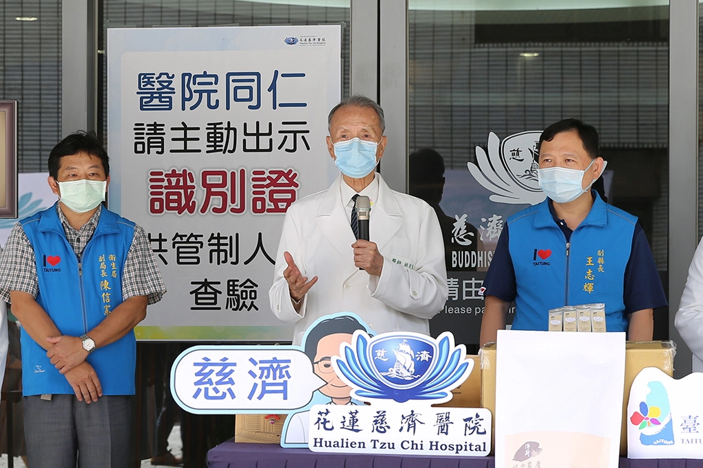 慈濟醫療法人林俊龍執行長（中）表示，希望透過這本草飲，讓臺東的確診者能接受中西醫合療，同時期待疫情很快過去，可以脫下口罩，恢復以往的生活。