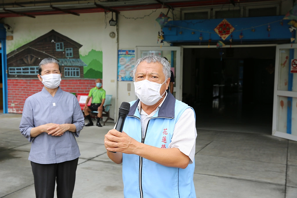 榮民之家主任方矩，透過麥克風向留在房間內長者們，分享花蓮慈院帶來的喜悅。