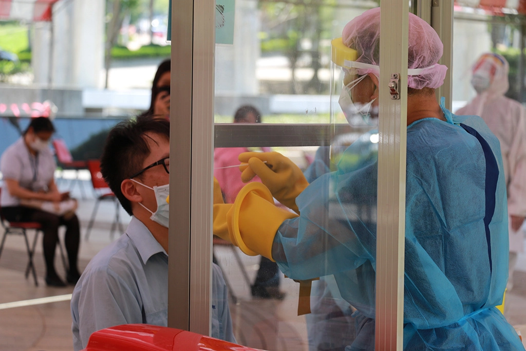 臺中慈濟醫院團隊在快篩站守護勞工朋友健康。