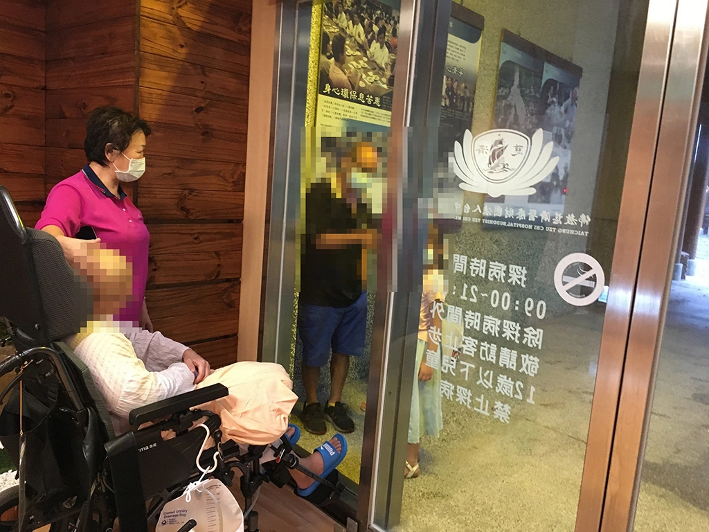 蓉蓉的先生帶著孩子來看他，輾轉吃到孩子準備的水果，蓉蓉開心極了！