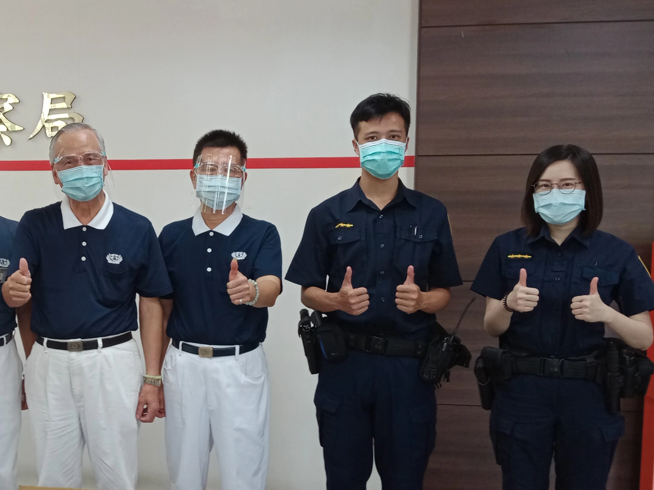 草屯慈濟志工6月11日準備祝福感恩卡、蘋果、香積麵等，前往鄰近警消單位，預祝佳節平安。