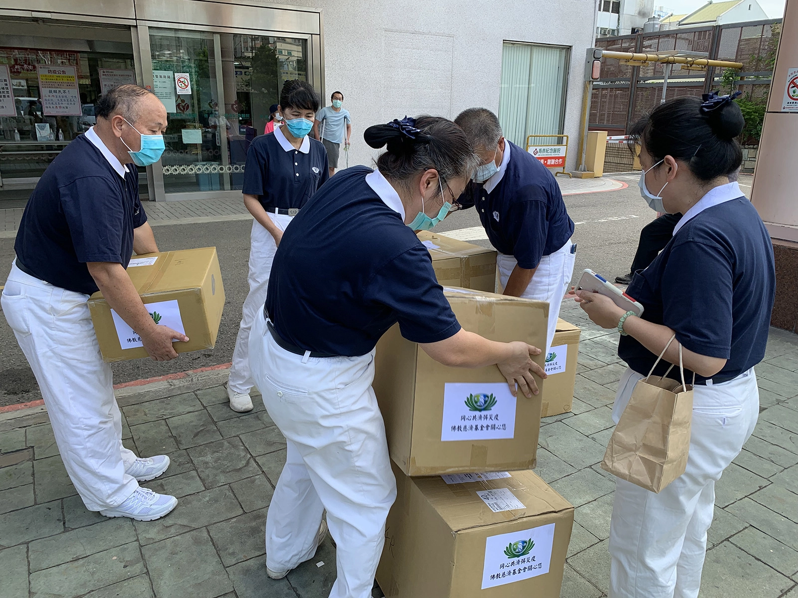 頭份市慈濟志工為感恩醫療人員，6月11日前往為恭紀念醫院、重光醫院致贈防疫物資、營養豆漿沖泡粉。