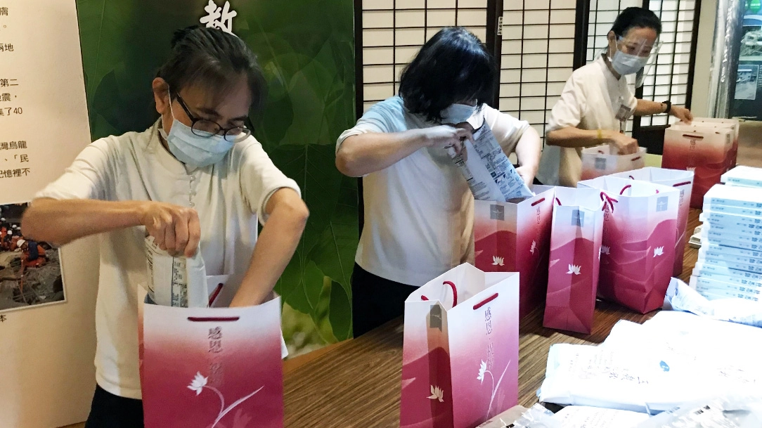 6月5日起，17位慈濟基金會的同仁與慈濟志工啟動打包作業，並確認打包各項細節，以利接下來作業順暢。