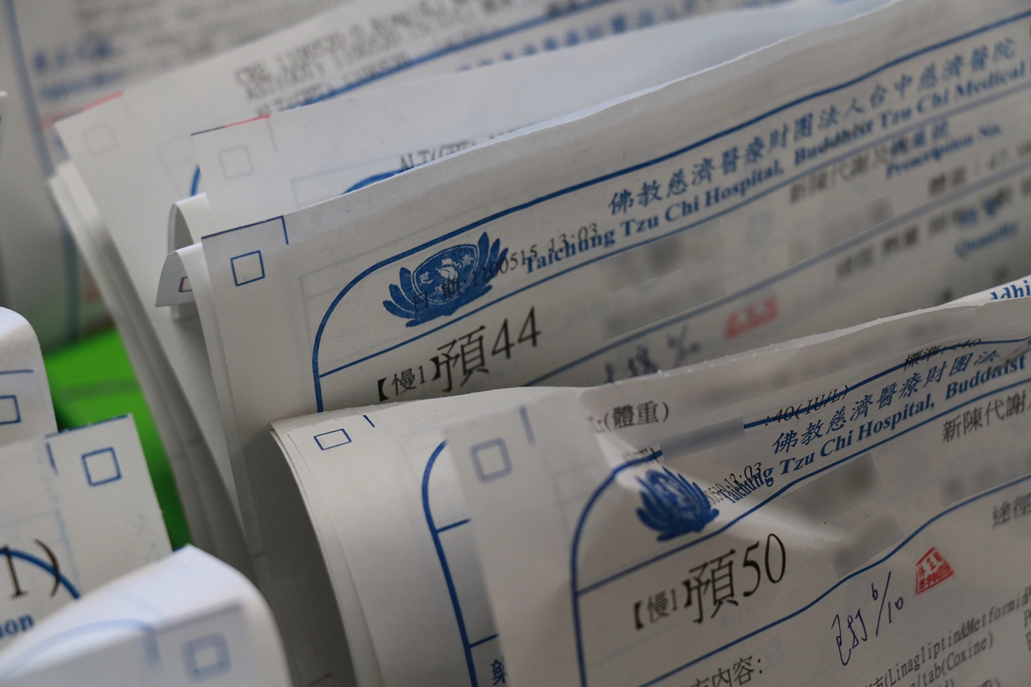 領取慢性處方箋藥品，可以事先透過網路或電話預約領藥，配合「藥來速」快速又方便。