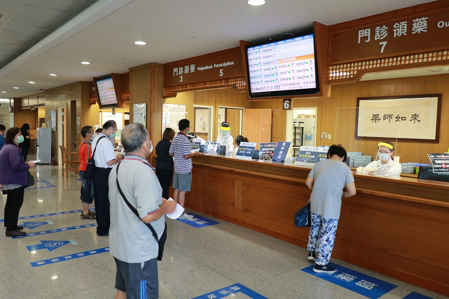 臺中慈濟院藥劑部開辦多項便民措施，讓鄉親領藥更加方便、安心。