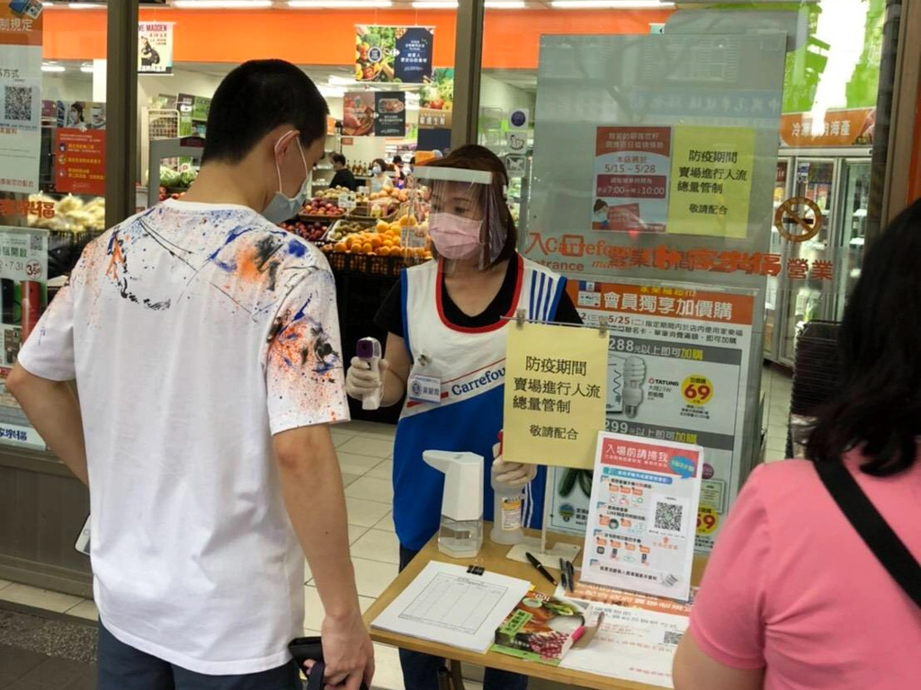 端午節即將到來，新北嚴格控管超商、超市及百貨賣場容留人數，並再次呼籲民眾快速購買，以降低群眾感染風險。
