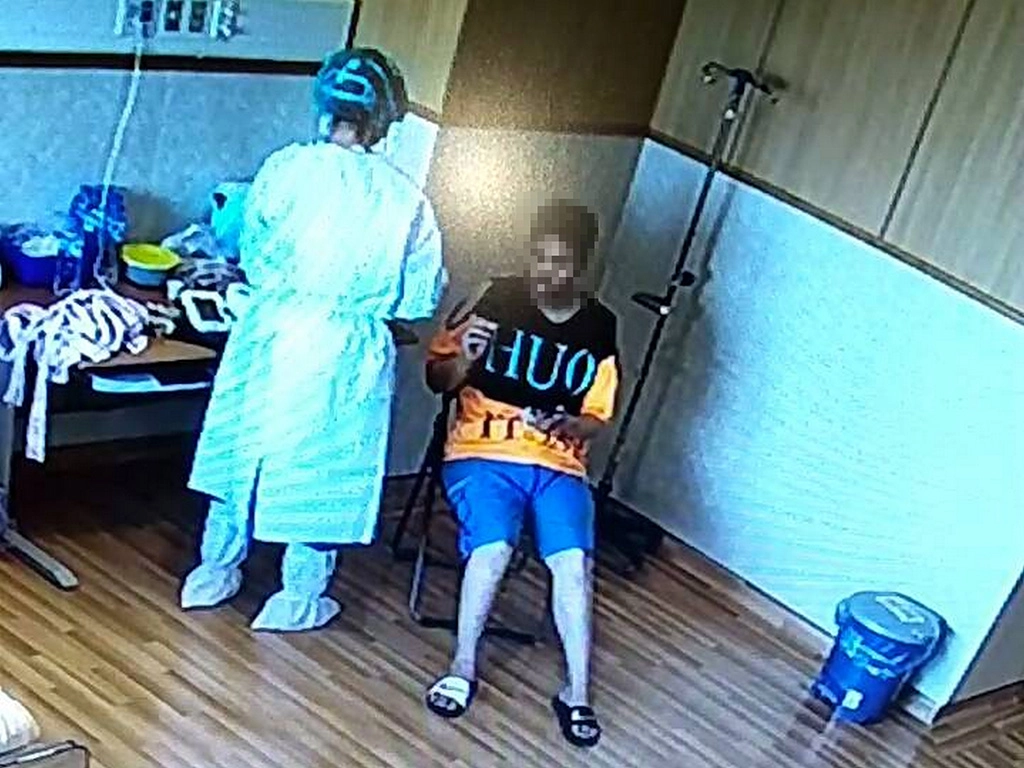 護理人員為小靜進行治療。