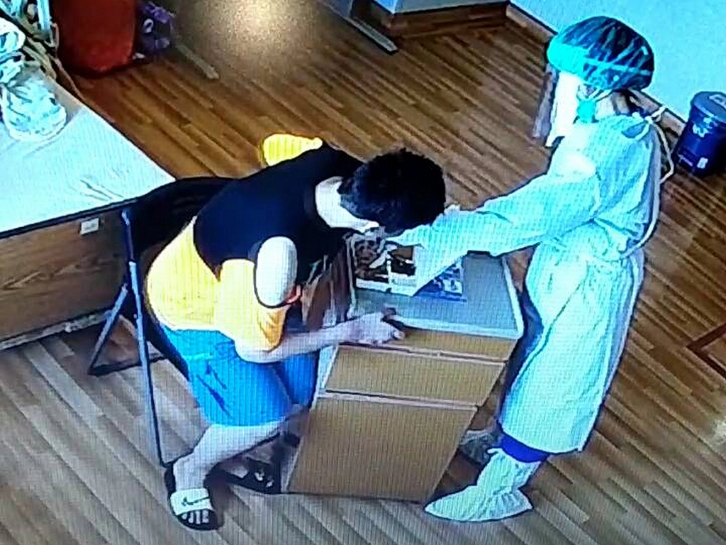 護理人員陪伴小靜用餐。