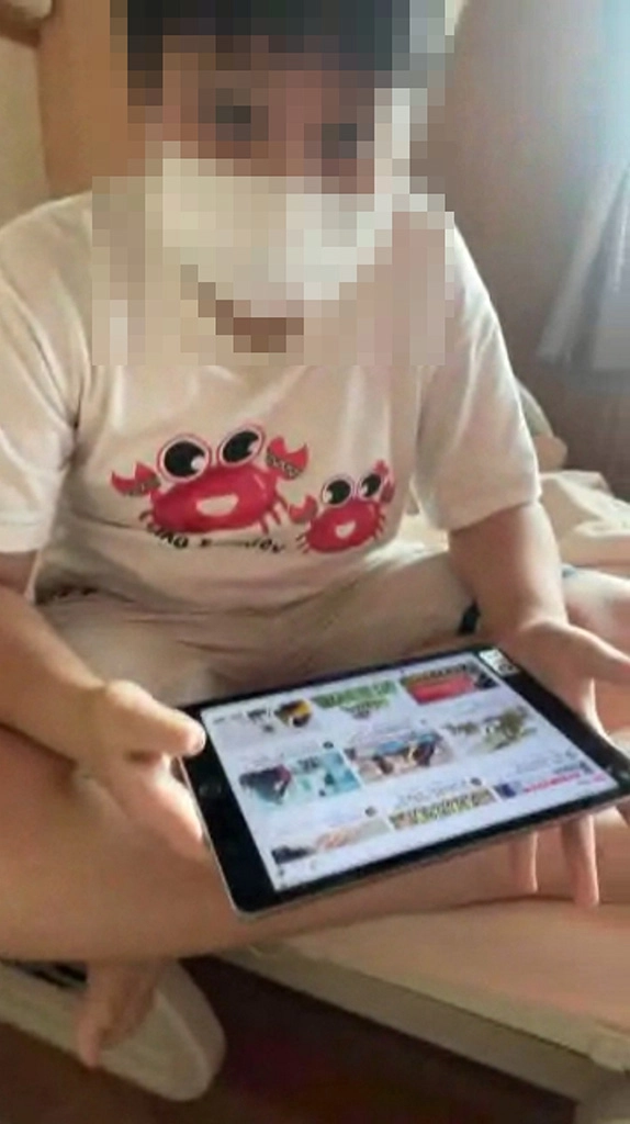 弟弟獲得醫師提供的iPad，除了上網課，還可以看影片，成了罹病遺憾中的小確幸。