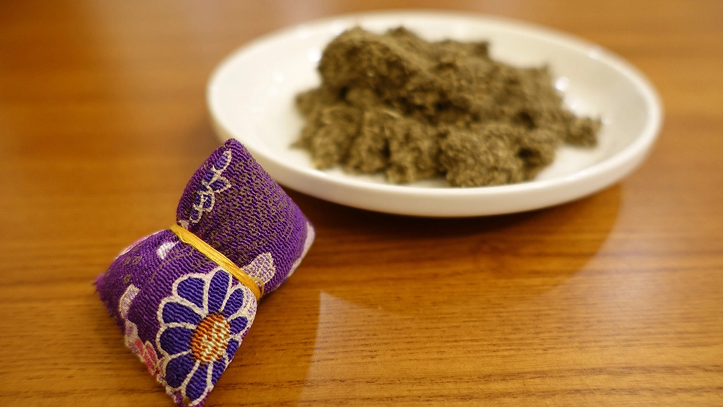 01-艾草被視為能驅疫避邪的藥草，民眾可在端午節用它來製作香包防蚊蟲。