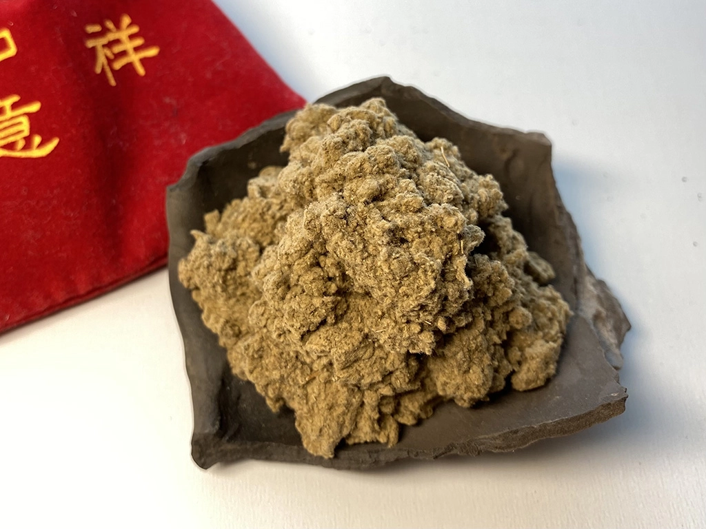 將乾燥艾草捶打成柔軟絨狀的艾絨。