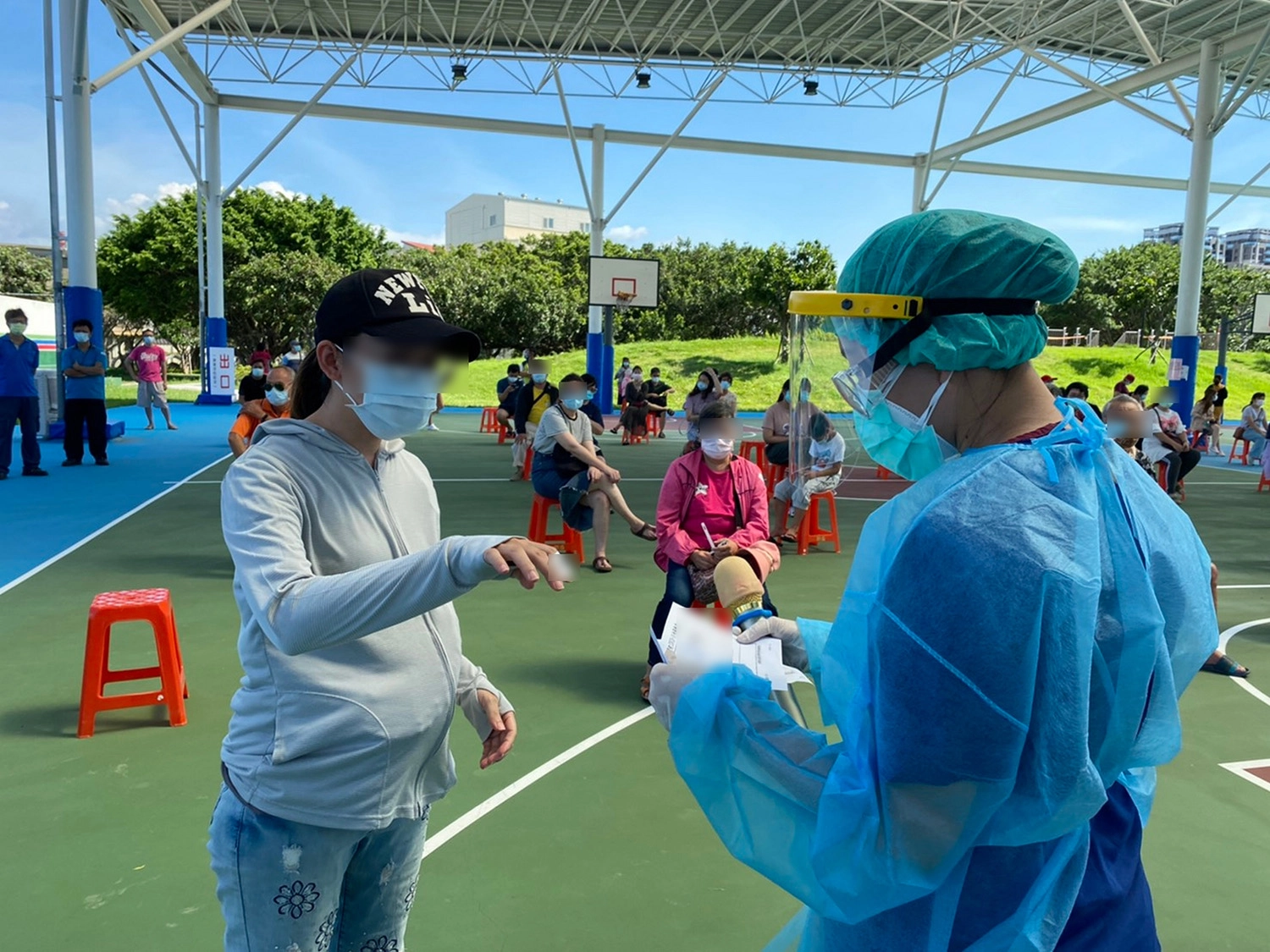 臺中慈濟醫院同仁比對接受快篩鄉親資料。