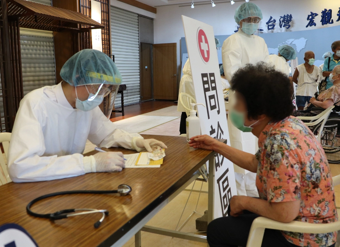 期望讓前來的長輩們安心，也祝福接下來的施打過程順利，人人平安健康。