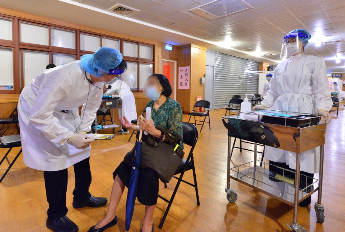 新北市今天(15日)開始進行COVID-19疫苗接種，優先安排設籍新北市85歲以上的長者施打。