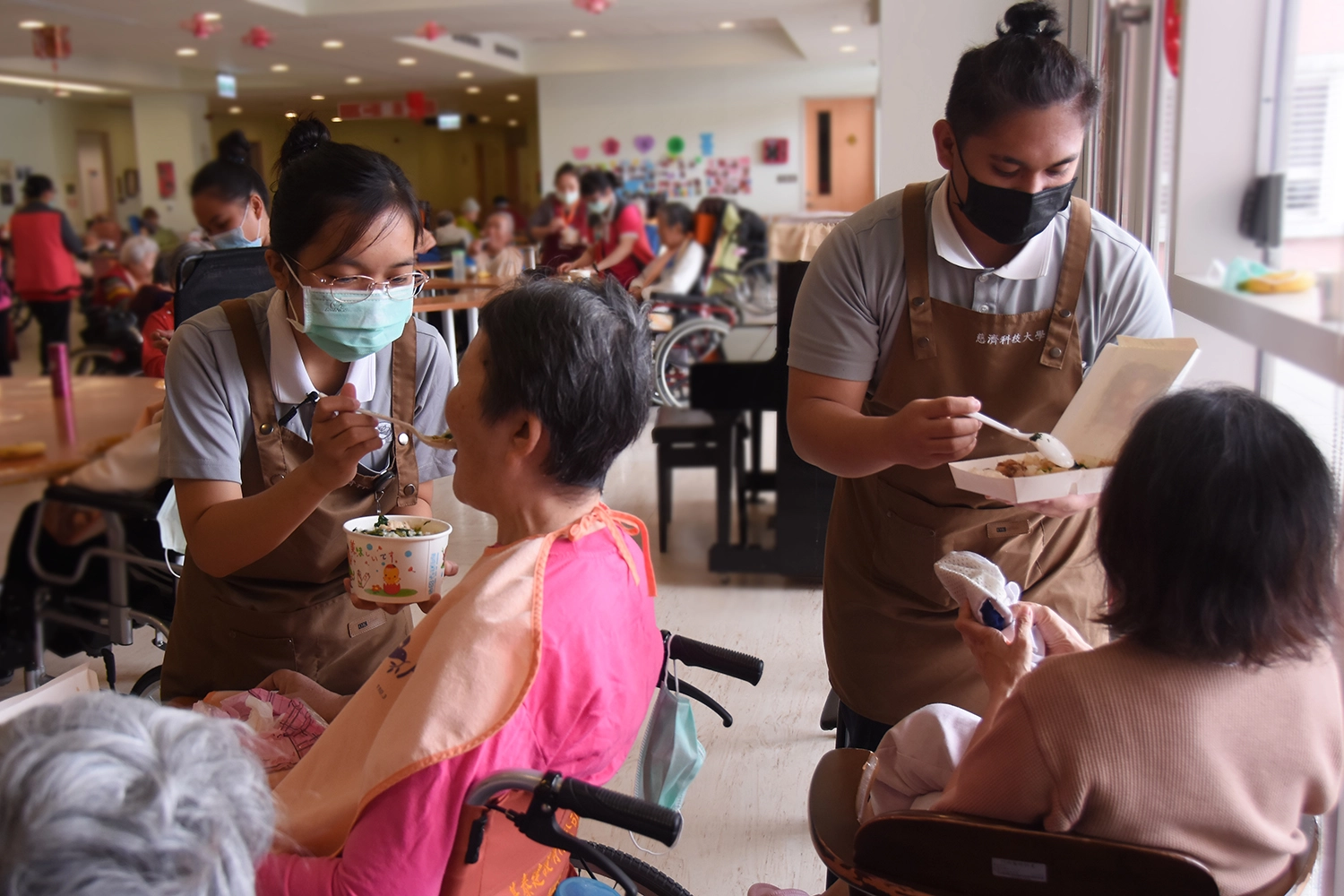 不論是餵食、灌食、抽痰或清潔尿管，學生都挺得心應手。