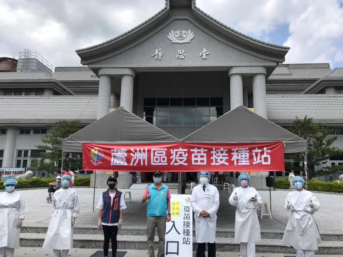 慈濟基金會在新北市轄內有五個靜思堂提供疫苗接種站，其中，僅蘆洲靜思堂為中型規模，但慈濟醫護團隊、慈濟志工及區公所人員用心規劃準備。