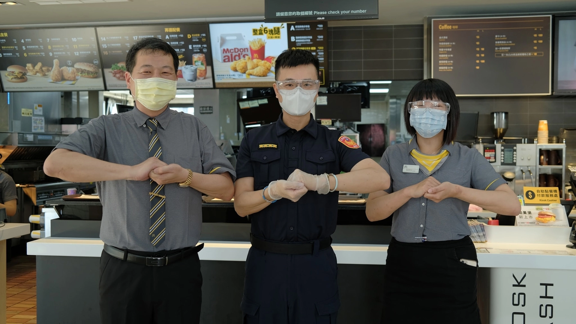 為感恩員警同仁，郝心誠與花蓮麥當勞楊政道董事長(左)合作舉辦特別的警察節活動。