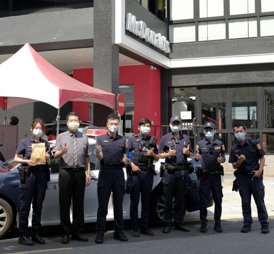 郝心誠(左三)結合麥當勞舉辦警察節活動，希望打造友善警察的購餐環境。