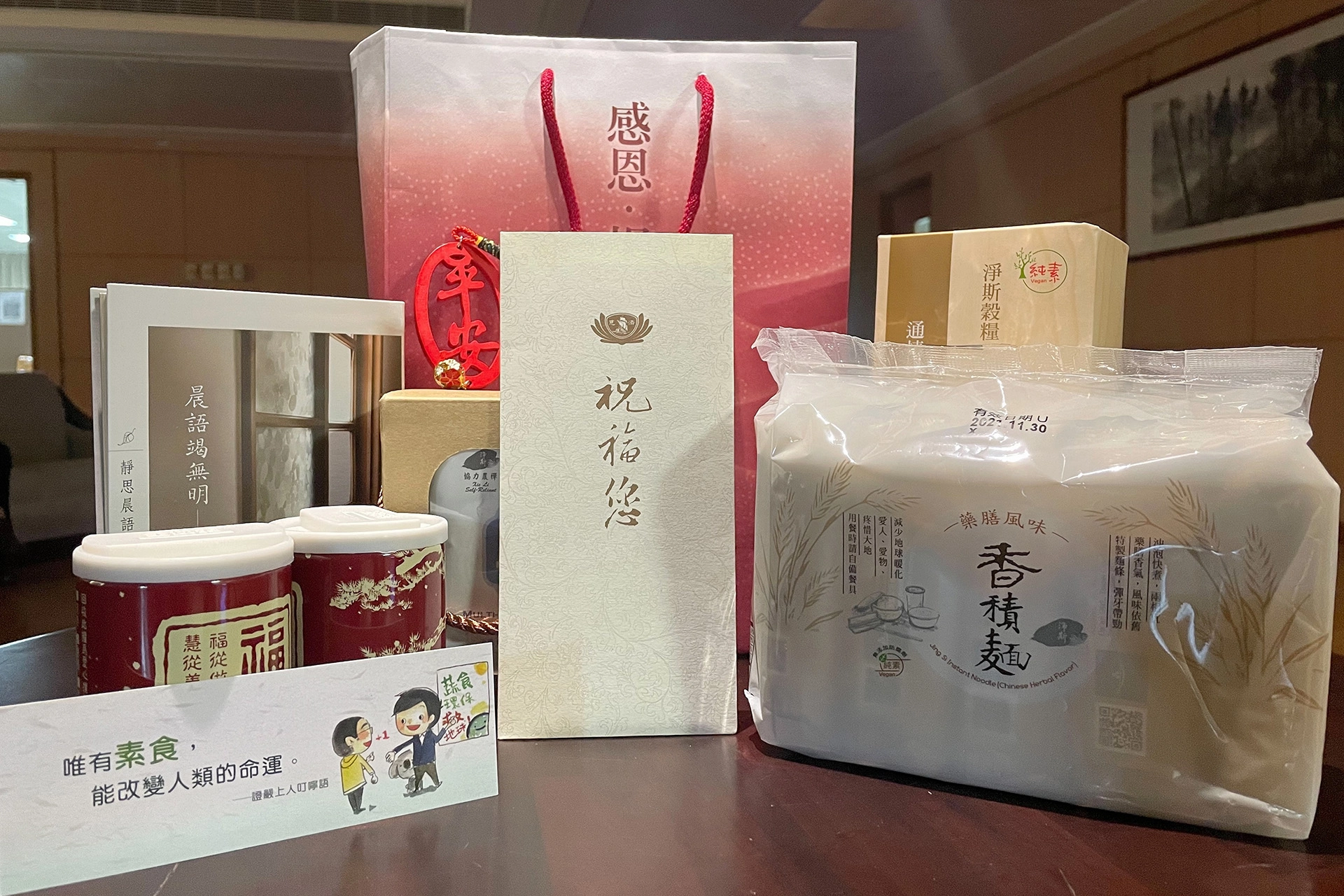 花蓮慈濟醫院院長林欣榮 (右二)、中醫副院長何宗融(左一)、重症加護內科病房主任陳逸婷(右一)，送上安心祝福包、淨斯本草飲濃縮液以及阿公畫像Q版扇子給家屬，恭喜陳阿公順利出院。