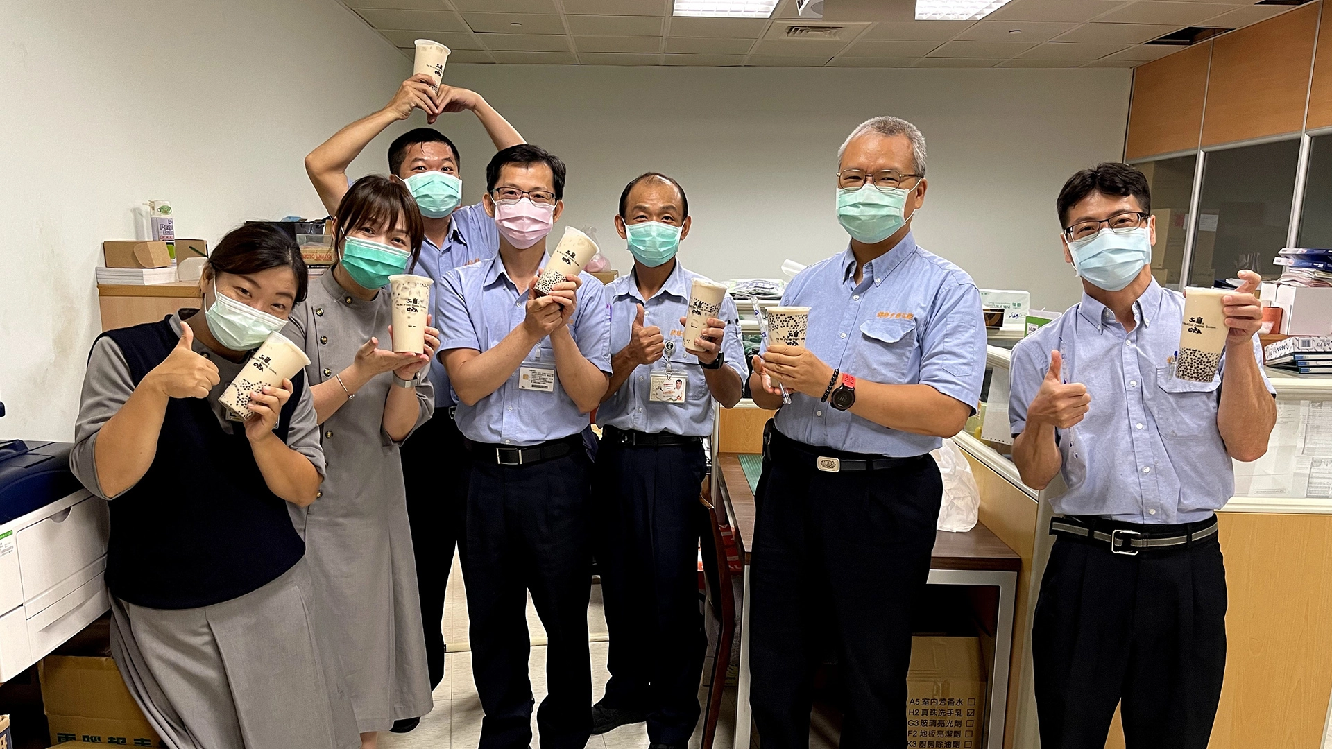 社工師蔡靜宜協助已退休老師採買珍珠奶茶，為同仁打氣！