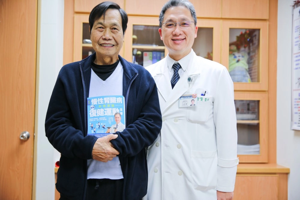 王先生在王智賢醫師的建議下，也由復健醫學部物理治療師教導，從抬腳開始，逐漸到可以步行，現在已擺脫拐杖，將運動融入生活中。
