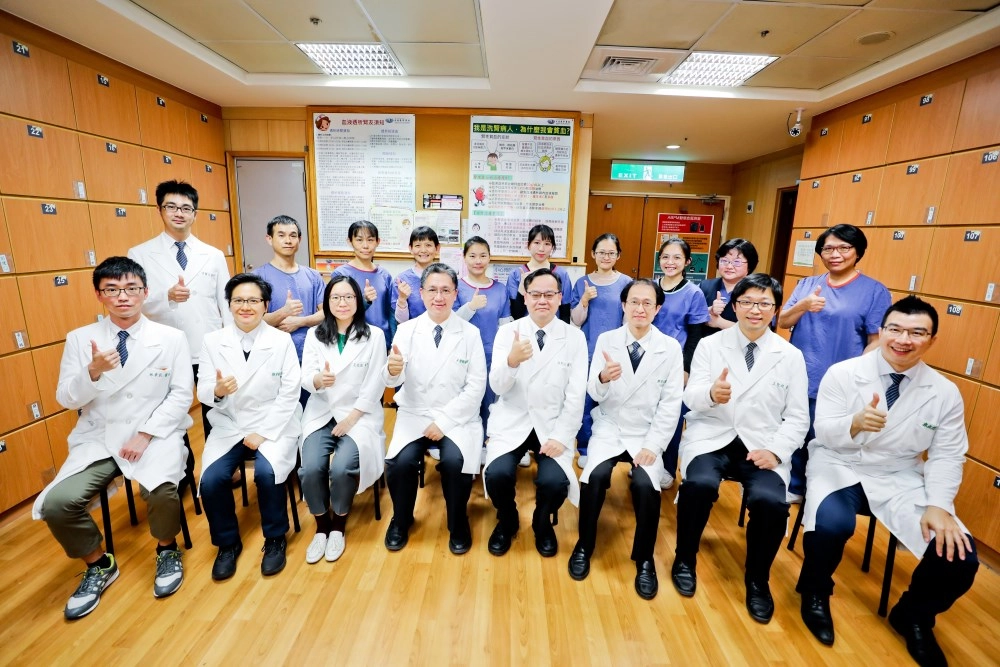 花蓮慈濟醫院腎臟照護團隊，全方位守護腎友健康。前排左起：腎臟內科醫師林韋辰、賴宇軒、裘亮德、內科部副主任王智賢、內科部主任徐邦治、林于立、王聖超、郭秋煌；後排左一：朱賢治醫師。