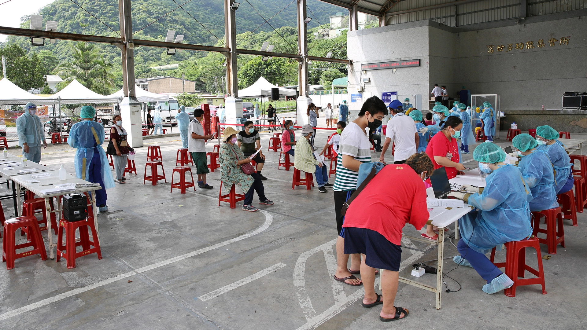 花蓮慈院快篩檢疫站團隊為亞洲水泥、富世村村民的做新冠肺炎快篩。