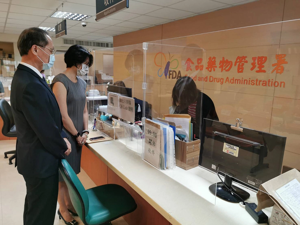 慈濟預計購買疫苗，6月23日由顏博文執行長(左)正式前往食藥署送件。(圖為慈濟基金會提供)