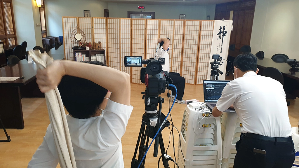 工作人員也一起運動。