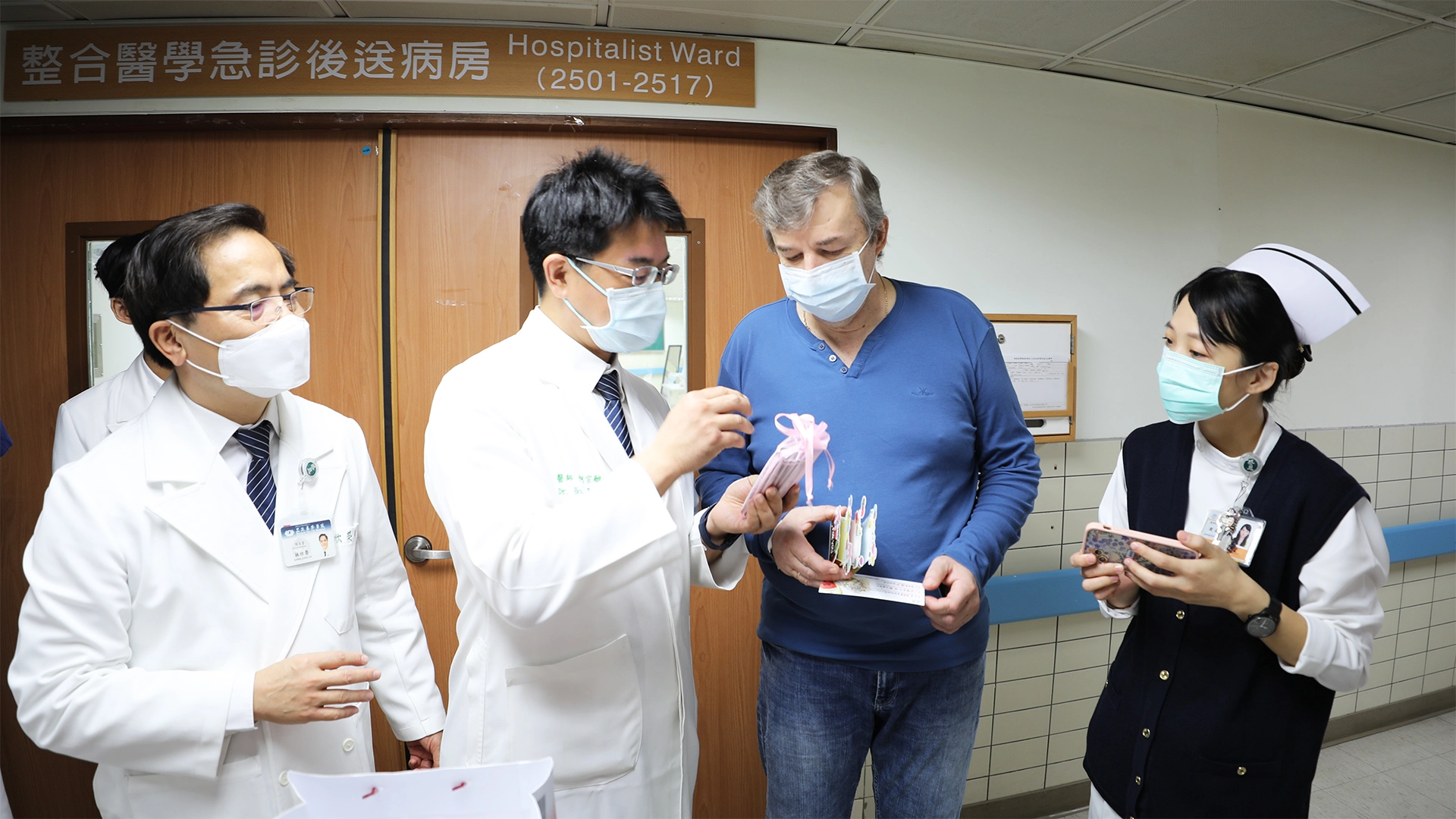 何宗融副院長送上淨斯本草飲濃縮液