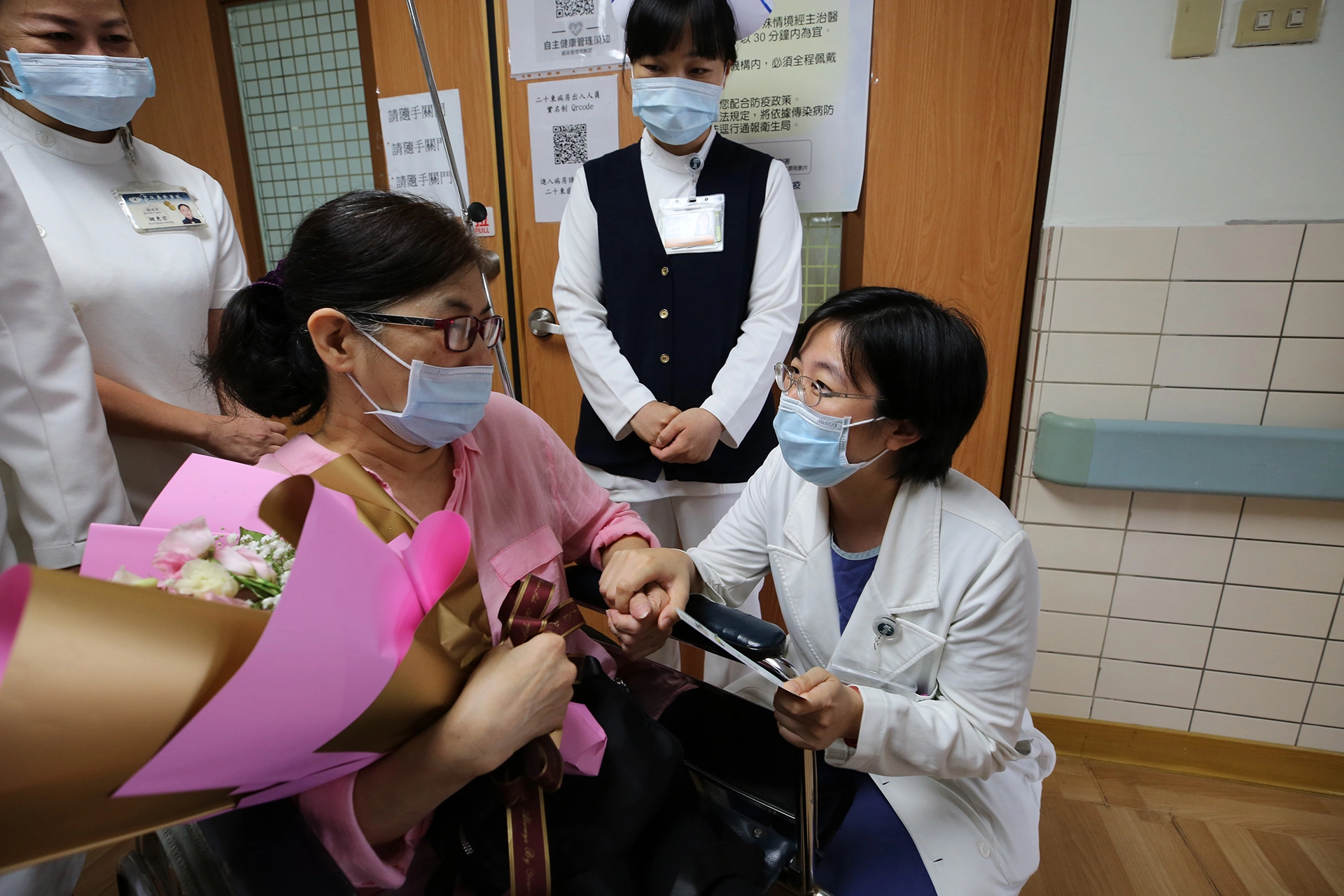安全帽阿姨出院前緊緊握住吳雅汝主任的手