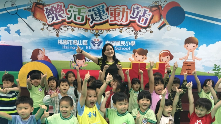 謝月香在幸福小學裡學習幸福，體會幸福，也成就幸福。(拍攝時間108年)
