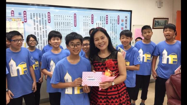 謝月香在學校受到孩子的喜愛，獻上卡片表達心意。(拍攝時間107年)