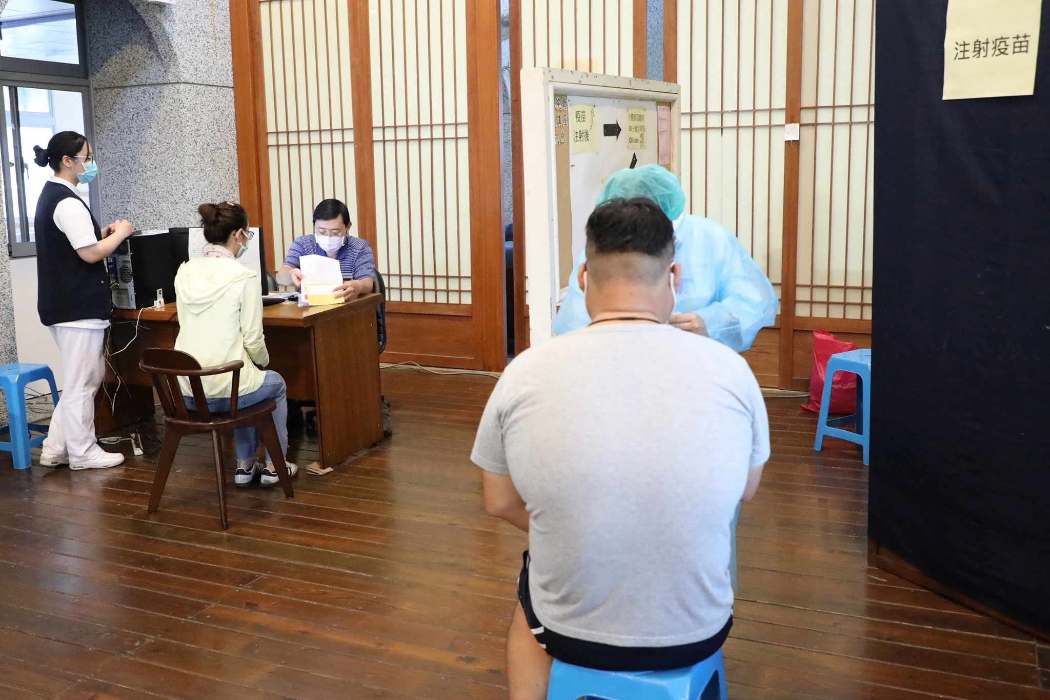 花蓮慈濟醫院於六月二十八日上午九點，開放民眾預約COVID-19疫苗殘劑接種，並有多位民眾接受殘劑施打。