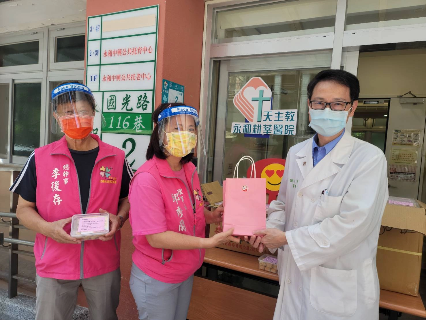 永和區民權社區發展協會理事長邱秀蘭（中）專程送一口酥給永和耕莘醫院，為醫護人員加油打氣。