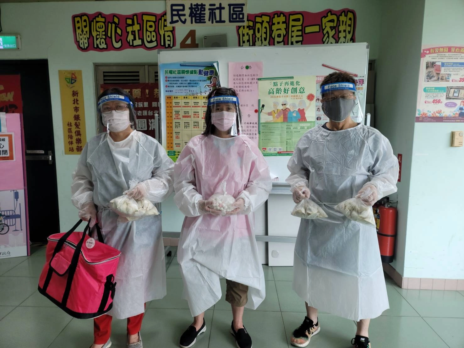 永和區民權社區照顧關懷據點在疫情嚴峻期間，由防疫志工為居家隔離者和獨居長輩送水餃送餐。