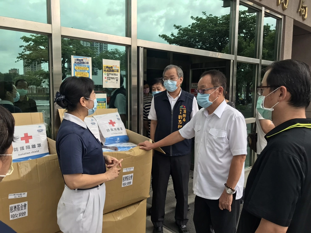 慈濟基金會贈臺中市消防局防疫隔離罩守護救護人員防疫安全。
