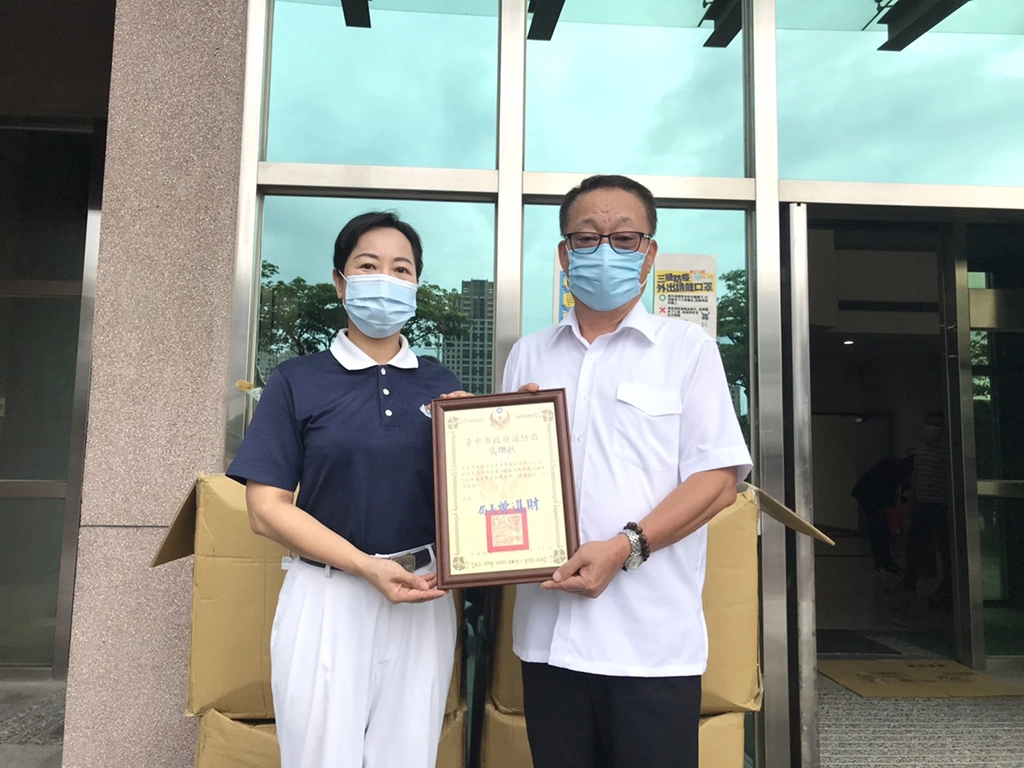 慈濟基金會防疫隔離罩100組致贈消防局，由局長曾進財代表受贈。