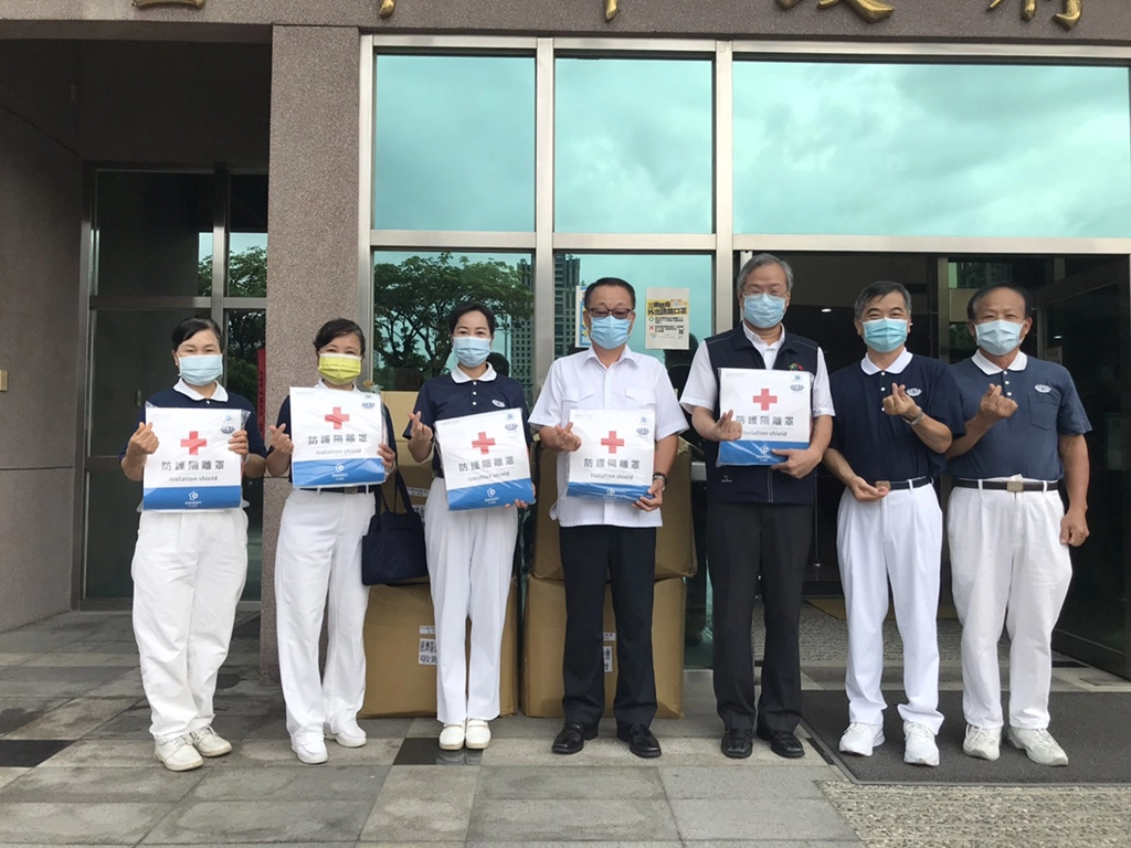慈警會沈中益、謝秋亮師兄、謝美珠、王燕姿、陳麗英師姐再度帶來防疫隔離罩100組，代表慈濟基金會致贈消防局，由局長曾進財代表受贈。