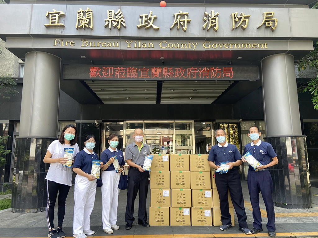 宜蘭慈濟志工5月曾提供防護手套11840雙、防護面罩500個給宜蘭消防局。(照片提供：洪妙卿)