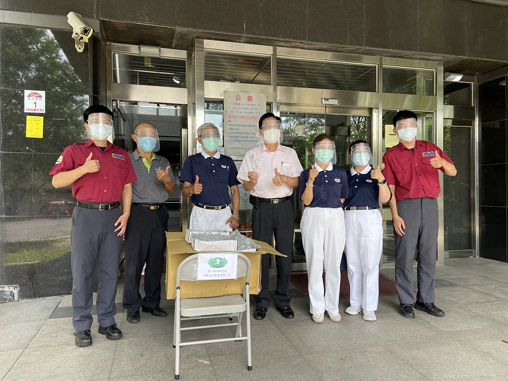 宜蘭慈濟志工5月曾提供防護手套11840雙、防護面罩500個給宜蘭消防局。(照片提供：洪妙卿)