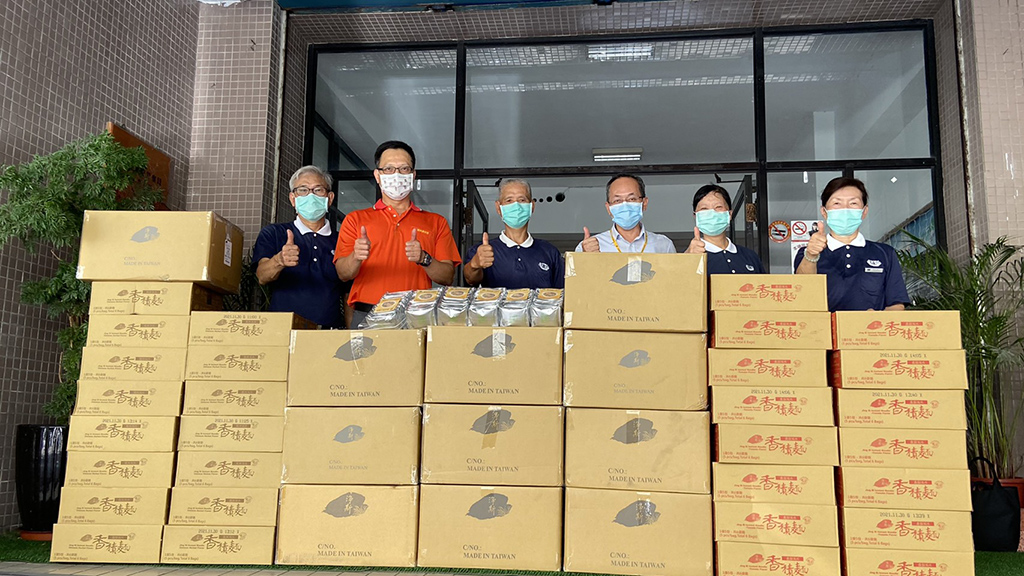 6月中宜蘭慈濟志工捐贈香積麵120袋、鹹粥207袋給消防局，讓他消防救護人員補足體力。(照片提供：洪妙卿)