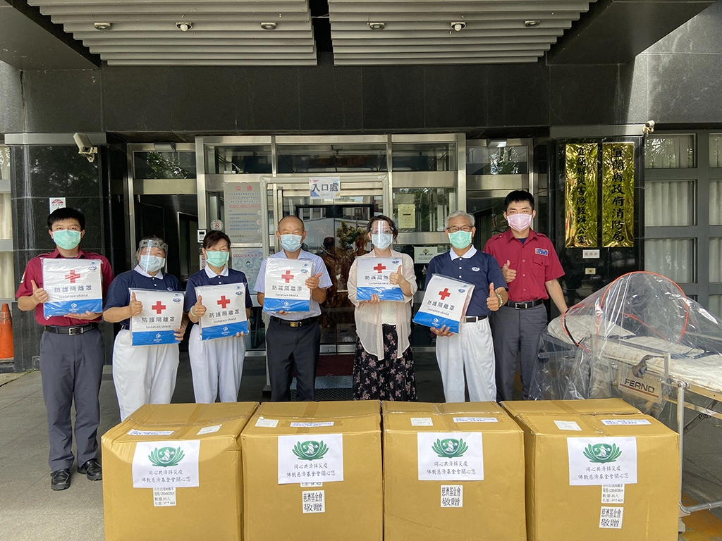 宜蘭慈濟志工6月29日提供防護隔離罩1百個給宜蘭消防局，期望提供消防救護人員與患者多重保護。(照片提供：洪妙卿)