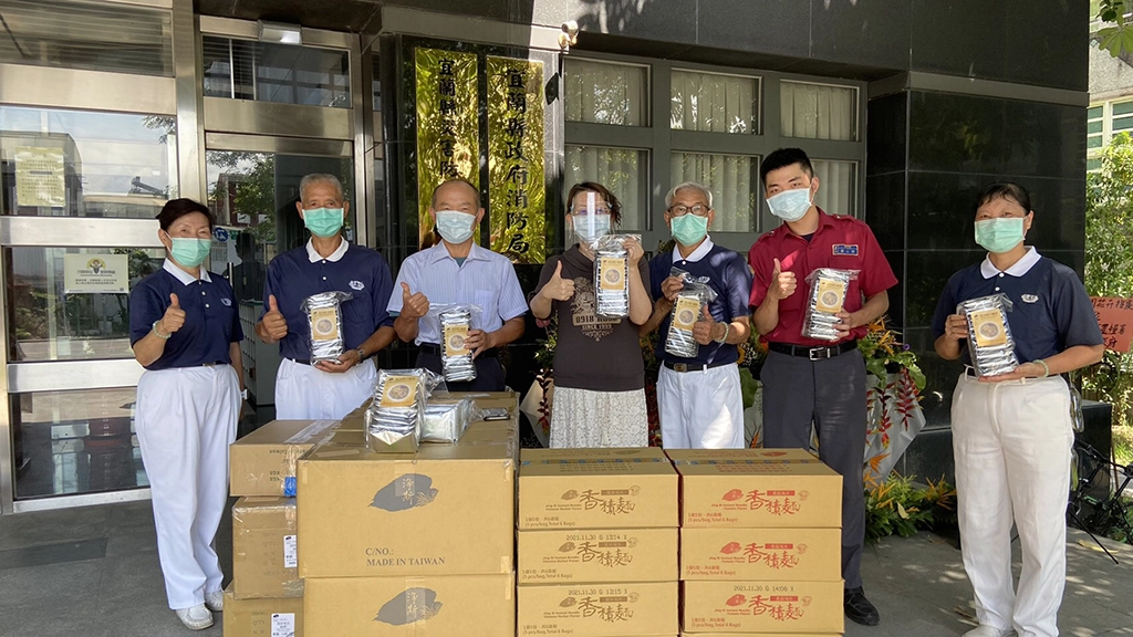 6月中宜蘭慈濟志工捐贈香積麵120袋、鹹粥207袋給消防局，讓他消防救護人員補足體力。(攝影：林書妤)