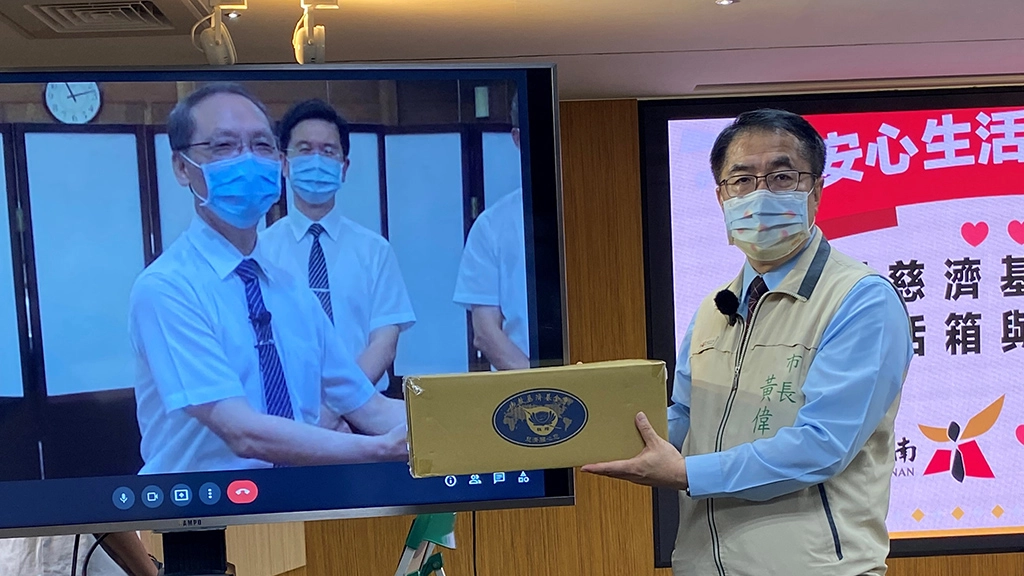 慈濟捐贈台南市政府5880戶弱勢學生家庭暑期「安心生活箱」及「健康蔬果箱」，由顏博文執行長(左)致贈給黃偉哲市長(右)。